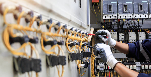 Professional Electrician technician working in Lauderdale Lakes, FL